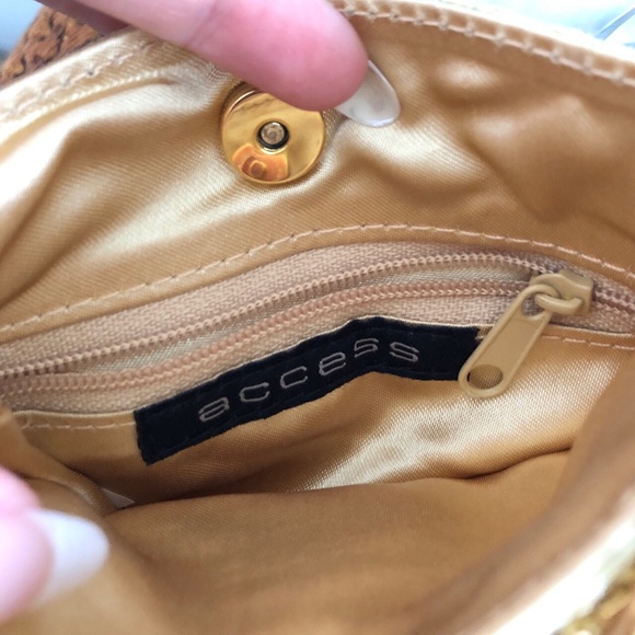 2/$20 | Striking y2k gold handbag - Picture 4 of 4